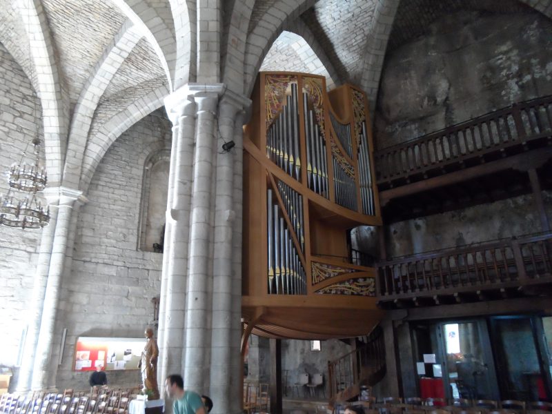 L'orgue de Rocamadour caché derrière le pilier.jpg