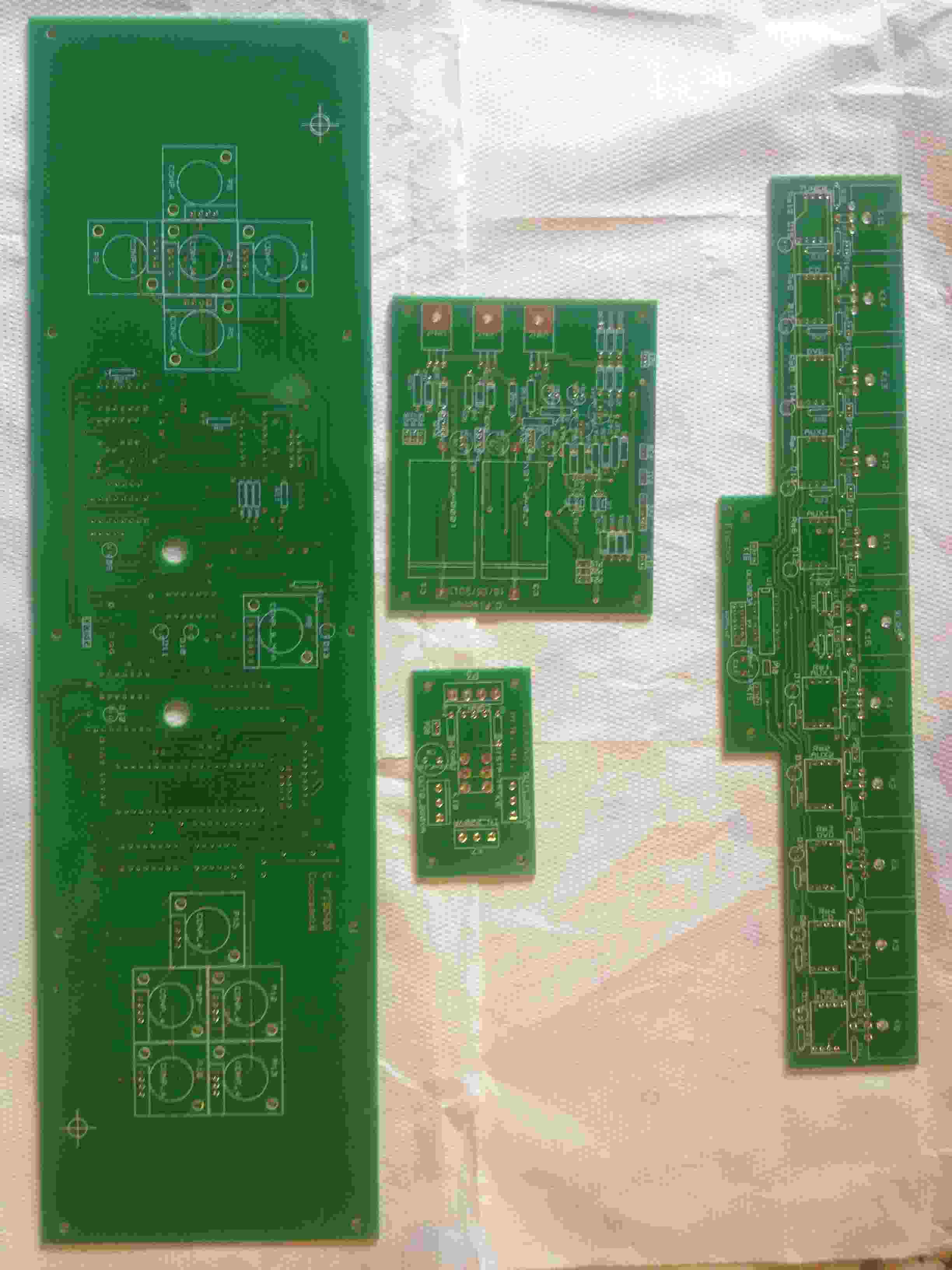 Les circuits imprimés Face avant, commutation des entrées symétriques, relai de mise sous tension et alimentation